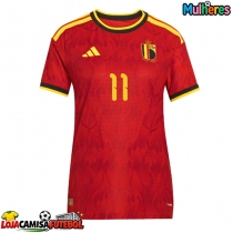 Camisa de Futebol Bélgica Jeremy Doku #11 Equipamento Principal Mulheres Mundo 2026 Manga Curta